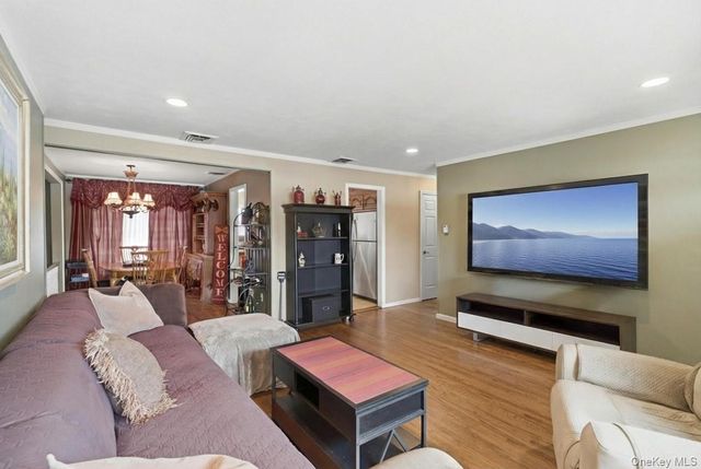 9 Lyons Avenue, Farmingdale, NY 11735