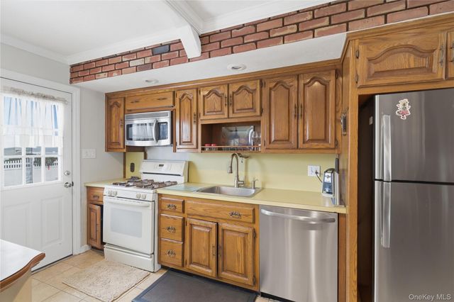 9 Lyons Avenue, Farmingdale, NY 11735