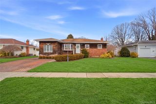 9 Lyons Avenue, Farmingdale, NY 11735