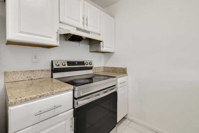 5816 S Bond Drive, West Palm Beach, FL 33415