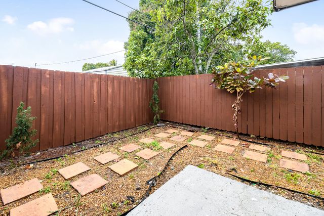 5816 S Bond Drive, West Palm Beach, FL 33415