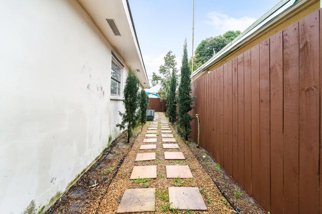 5816 S Bond Drive, West Palm Beach, FL 33415