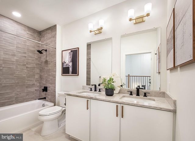 8 CHERRY LN, West Windsor, NJ 08550