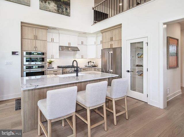 8 CHERRY LN, West Windsor, NJ 08550