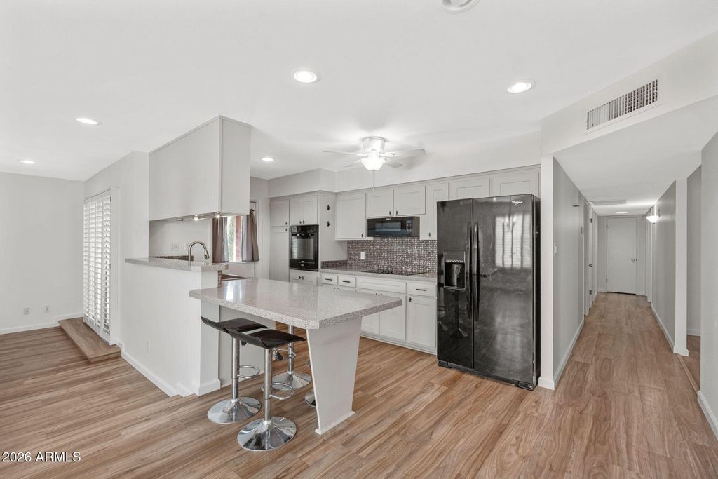 Image 6 of property listing at 2137 E APOLLO Avenue, Tempe, AZ 85283