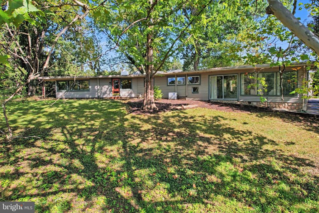 4300 MEADOW CREST RD, Harrisburg, PA 17112