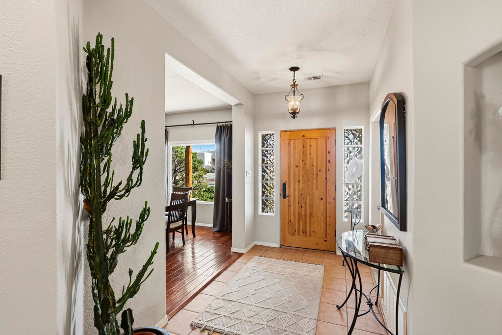 Image 11 of property listing at 3823 Alamogordo Drive NW, Albuquerque, NM 87120