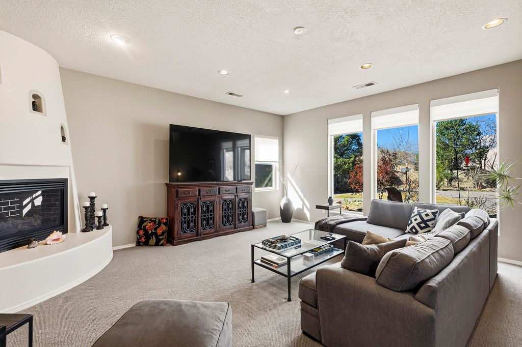 Image 12 of property listing at 3823 Alamogordo Drive NW, Albuquerque, NM 87120