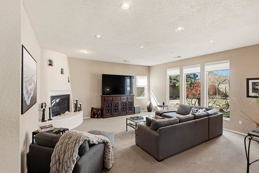 Image 14 of property listing at 3823 Alamogordo Drive NW, Albuquerque, NM 87120