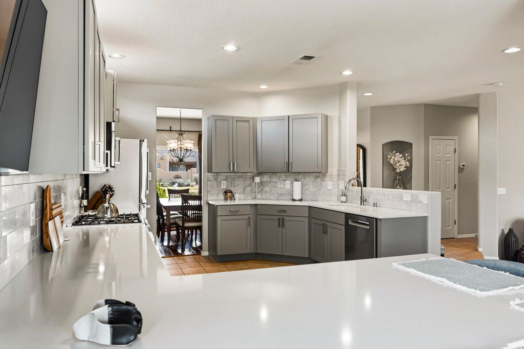 Image 17 of property listing at 3823 Alamogordo Drive NW, Albuquerque, NM 87120