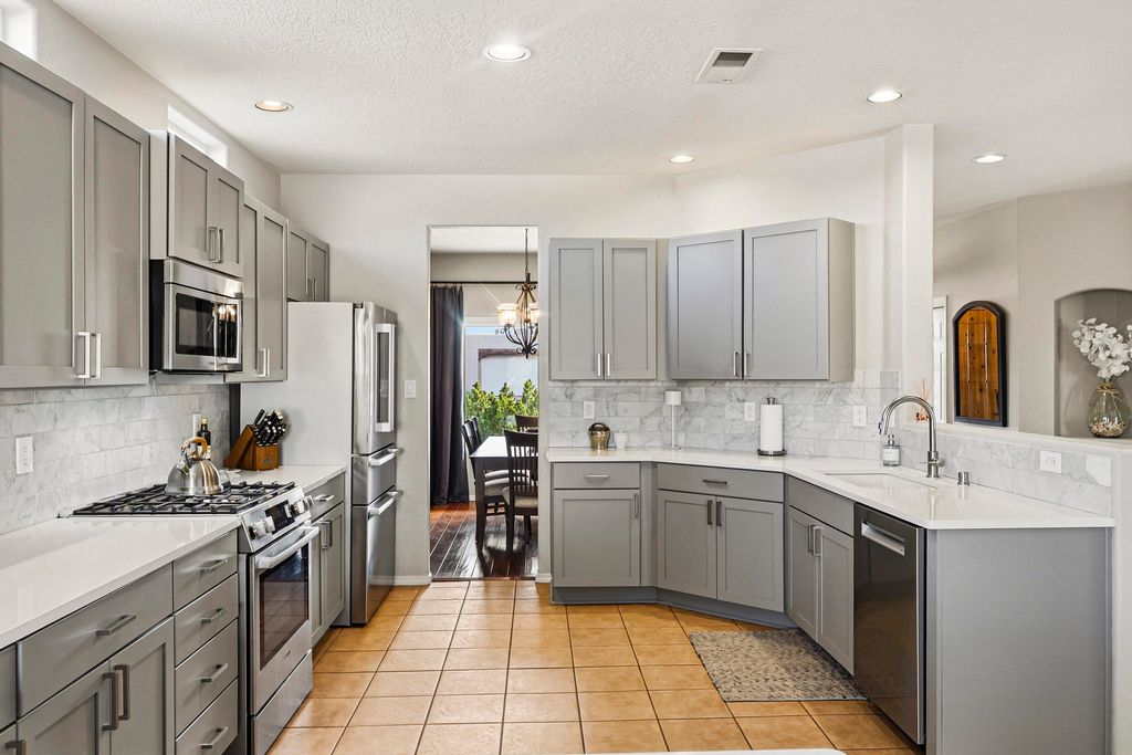 Image 18 of property listing at 3823 Alamogordo Drive NW, Albuquerque, NM 87120