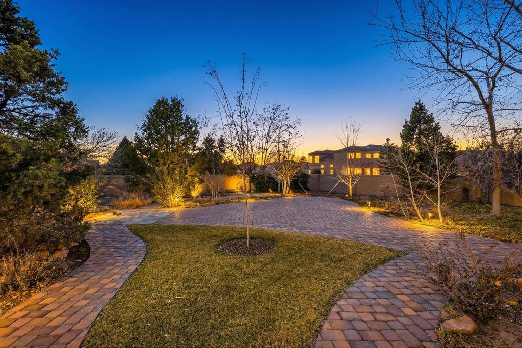 Image 4 of property listing at 3823 Alamogordo Drive NW, Albuquerque, NM 87120