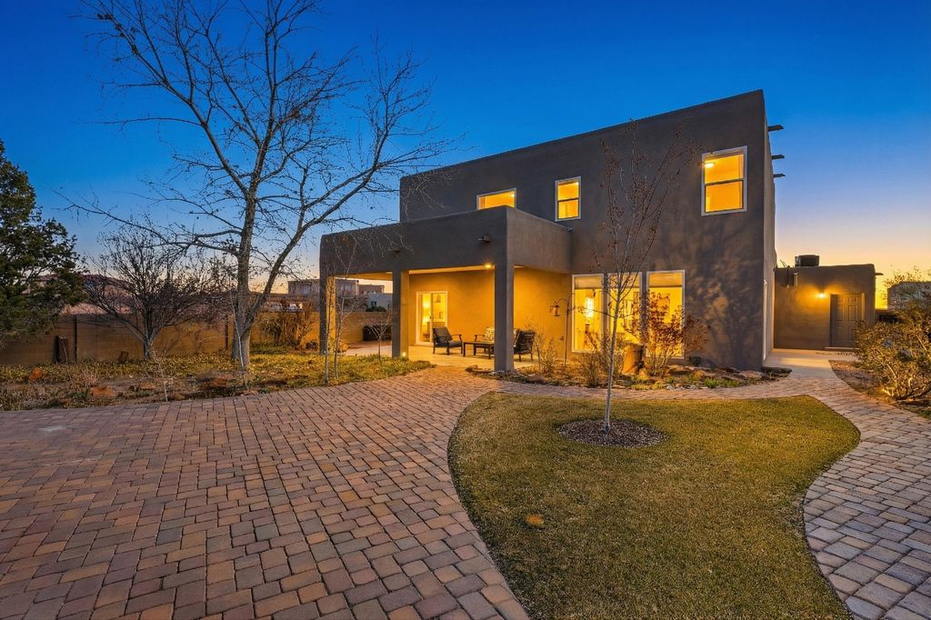 Image 5 of property listing at 3823 Alamogordo Drive NW, Albuquerque, NM 87120