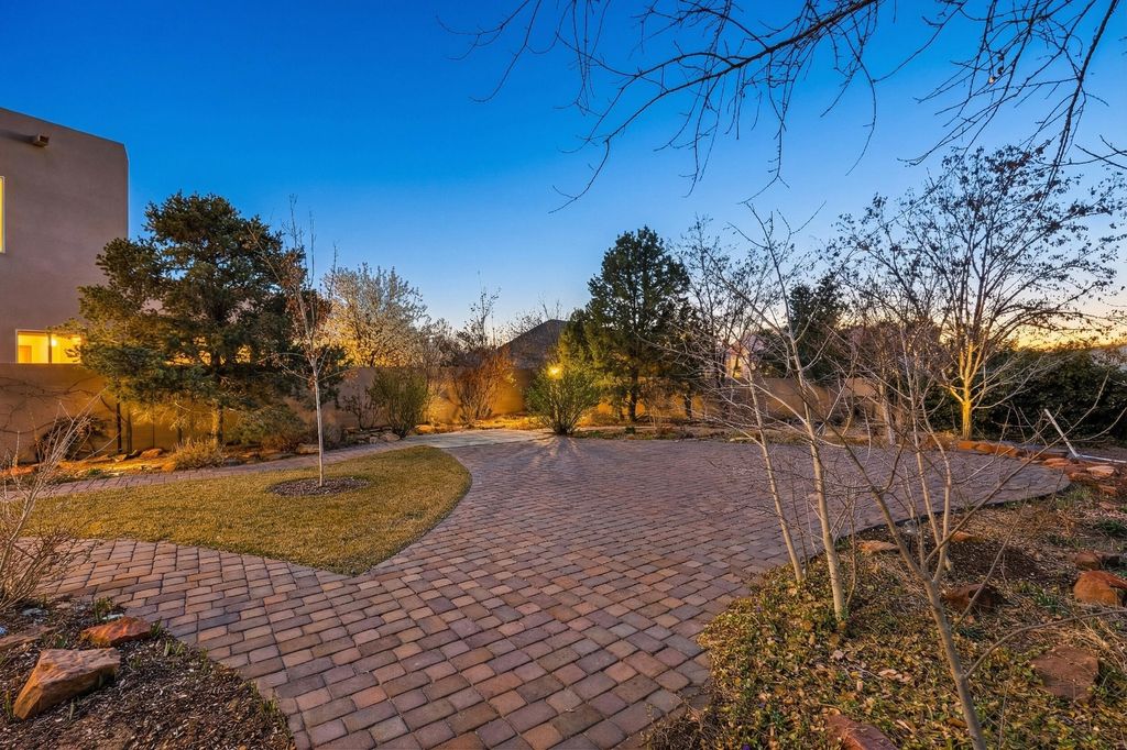 Image 8 of property listing at 3823 Alamogordo Drive NW, Albuquerque, NM 87120