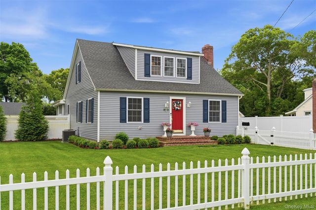 238 Woodlawn Avenue, Saint James, NY 11780