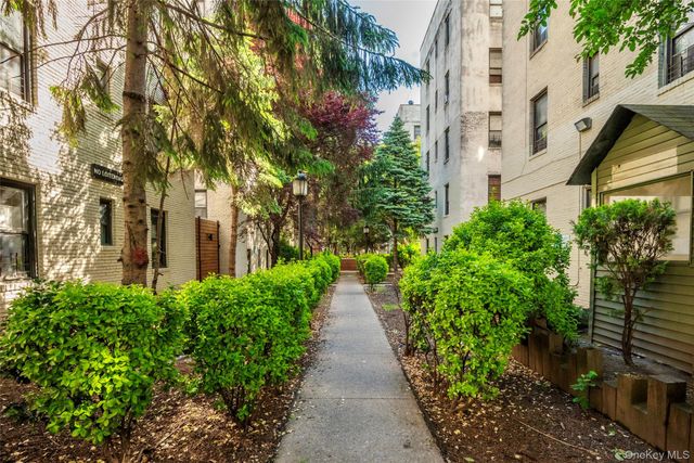 21-77 33rd Street 2A, Astoria, NY 11105