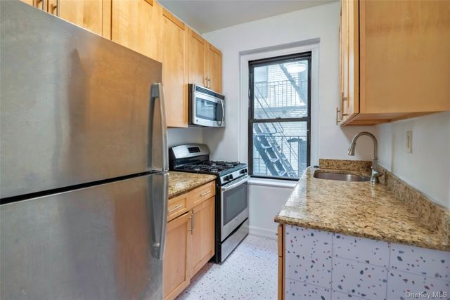 21-77 33rd Street 2A, Astoria, NY 11105