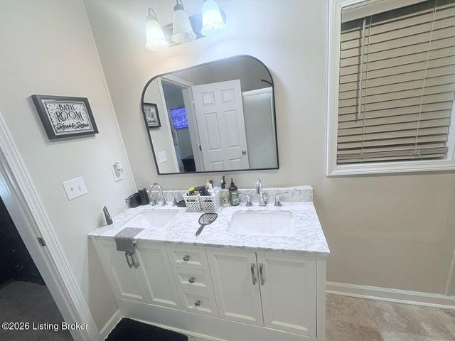 690 Sunset Dr, Vine Grove, KY 40175