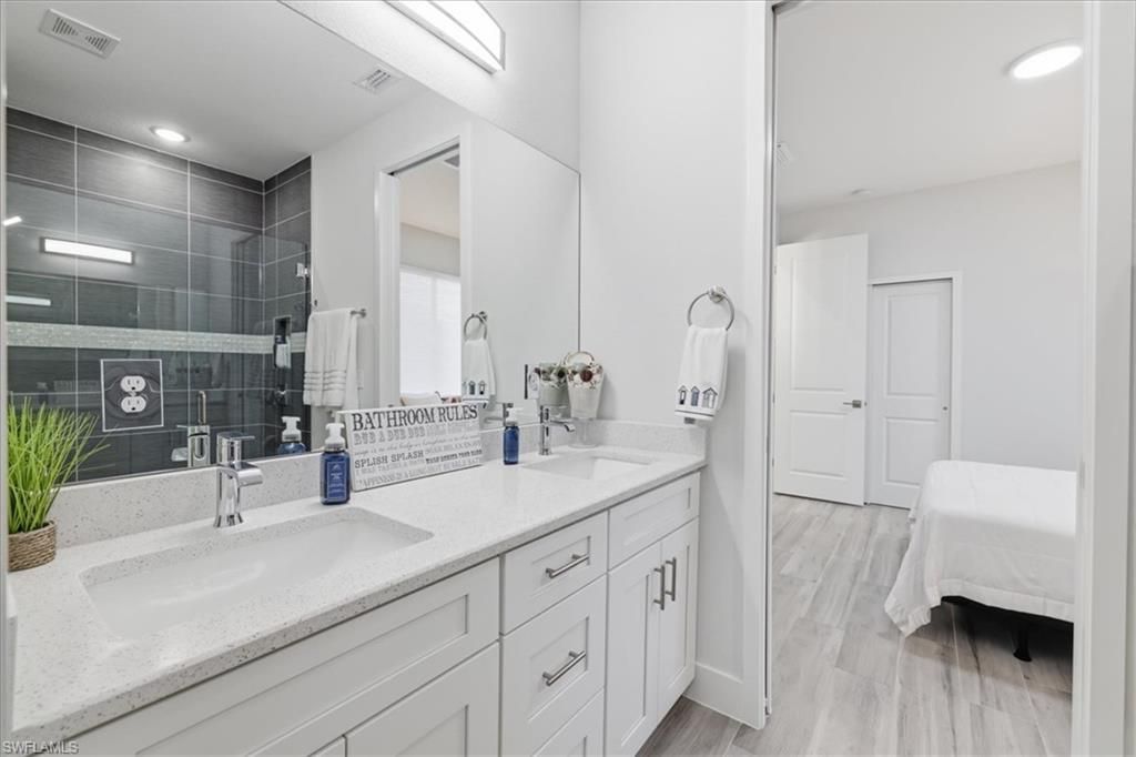 Image 9 of property listing at 105 SW 36th PL, Cape Coral, FL 33991
