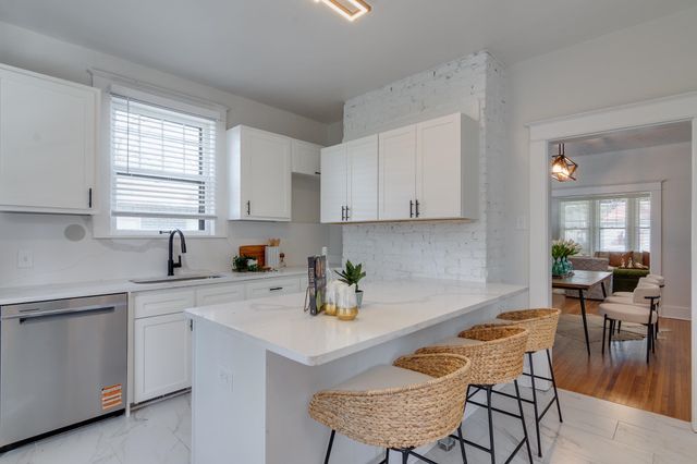 2053 YOUNG AVE, Memphis, TN 38104