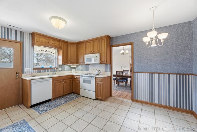 1324 Lariat Drive, Bartlesville, OK 74006