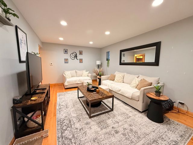 4918 N MOODY Avenue, Chicago, IL 60630