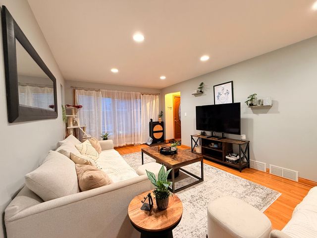 4918 N MOODY Avenue, Chicago, IL 60630