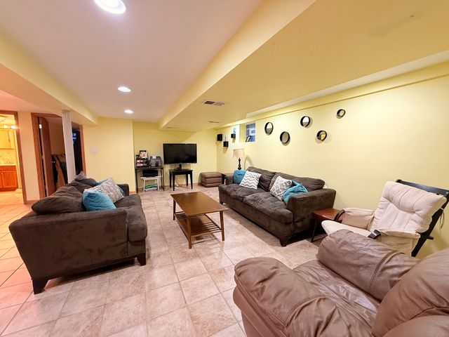 4918 N MOODY Avenue, Chicago, IL 60630