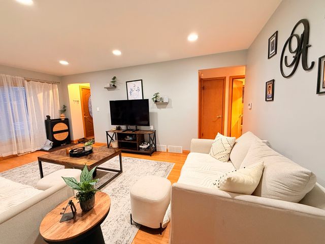 4918 N MOODY Avenue, Chicago, IL 60630