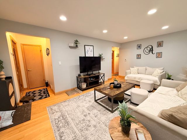 4918 N MOODY Avenue, Chicago, IL 60630