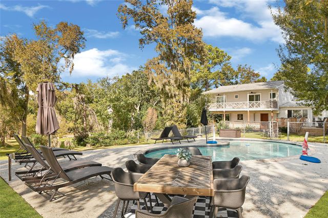 404 S Burnett Drive, Baytown, TX 77520