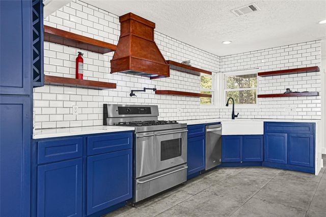 404 S Burnett Drive, Baytown, TX 77520