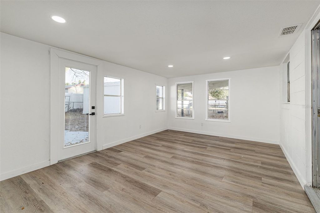 Image 13 of property listing at 661 DUNCAN CIRCLE E, Auburndale, FL 33823