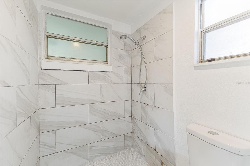 Image 15 of property listing at 661 DUNCAN CIRCLE E, Auburndale, FL 33823