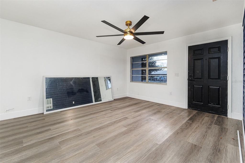 Image 5 of property listing at 661 DUNCAN CIRCLE E, Auburndale, FL 33823