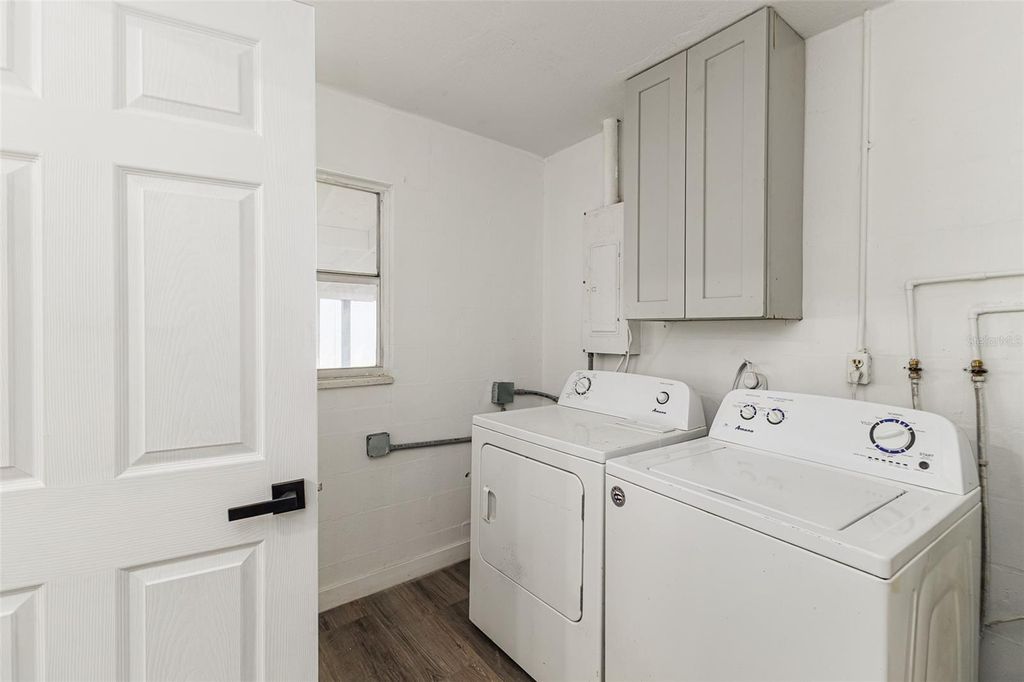 Image 9 of property listing at 661 DUNCAN CIRCLE E, Auburndale, FL 33823