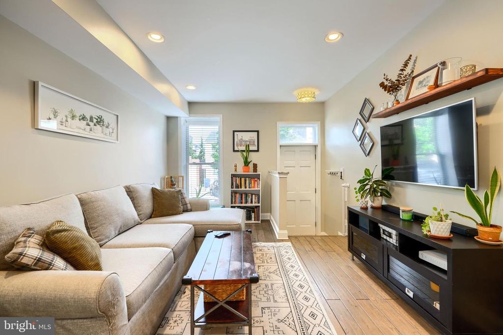 Image 12 of property listing at 802 S POTOMAC ST, Baltimore, MD 21224