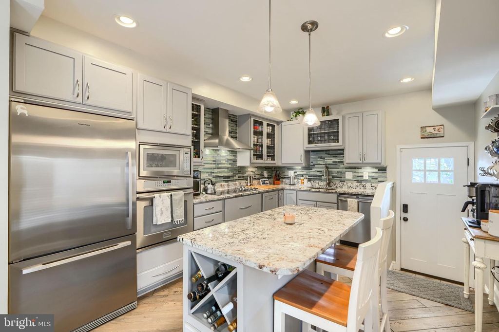 Image 15 of property listing at 802 S POTOMAC ST, Baltimore, MD 21224