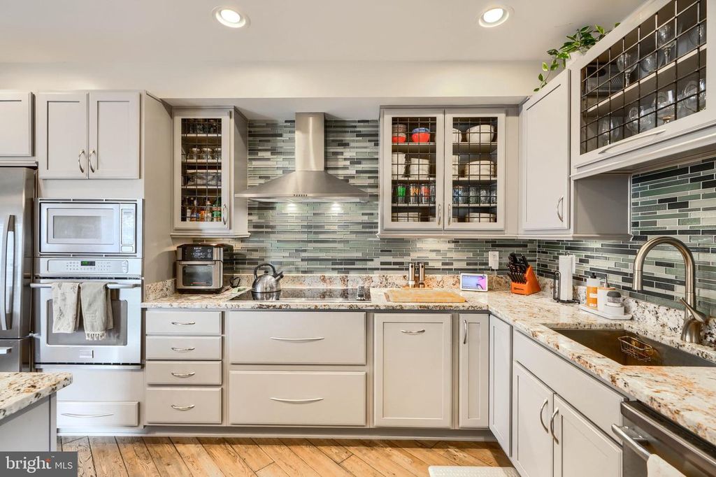 Image 16 of property listing at 802 S POTOMAC ST, Baltimore, MD 21224