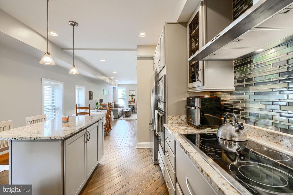 Image 18 of property listing at 802 S POTOMAC ST, Baltimore, MD 21224