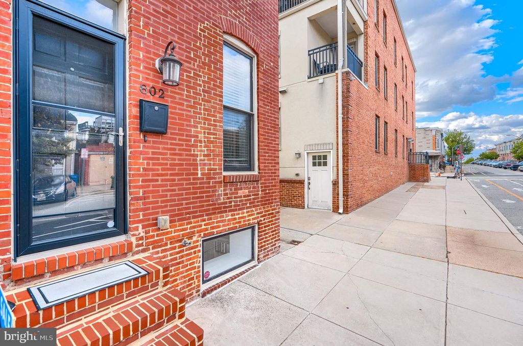 Image 2 of property listing at 802 S POTOMAC ST, Baltimore, MD 21224