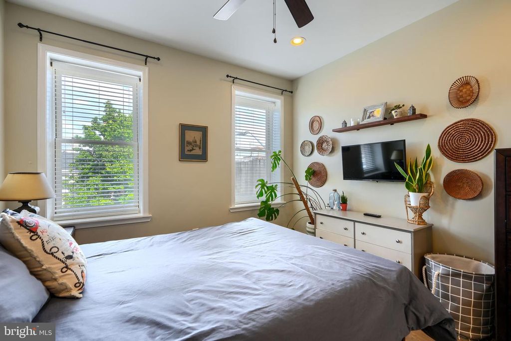 Image 20 of property listing at 802 S POTOMAC ST, Baltimore, MD 21224