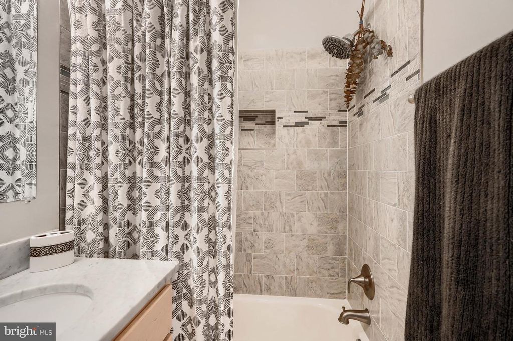 Image 22 of property listing at 802 S POTOMAC ST, Baltimore, MD 21224