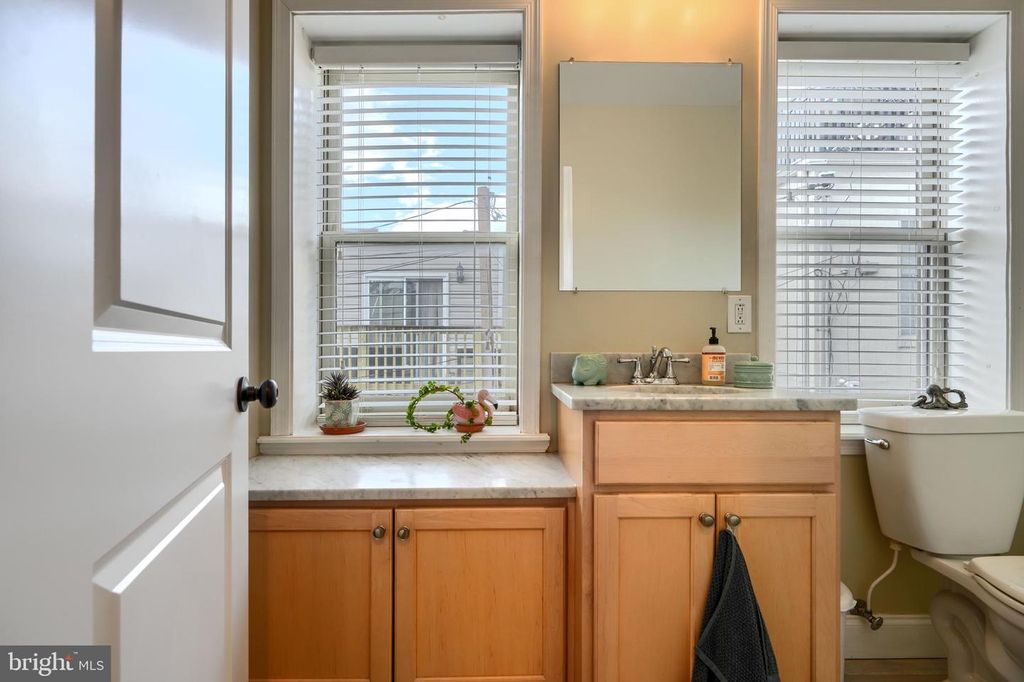 Image 25 of property listing at 802 S POTOMAC ST, Baltimore, MD 21224