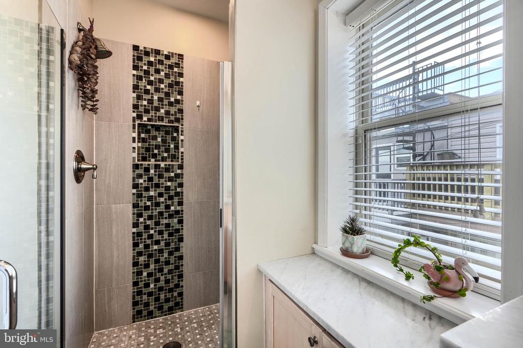 Image 28 of property listing at 802 S POTOMAC ST, Baltimore, MD 21224