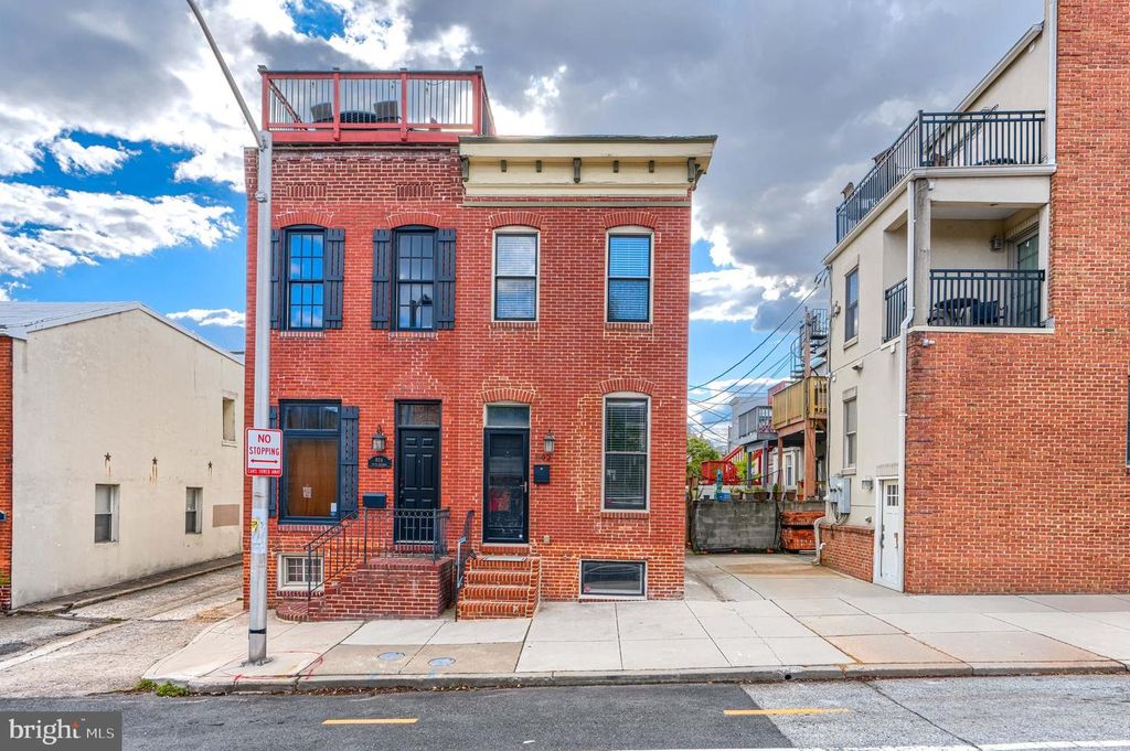 Image 3 of property listing at 802 S POTOMAC ST, Baltimore, MD 21224