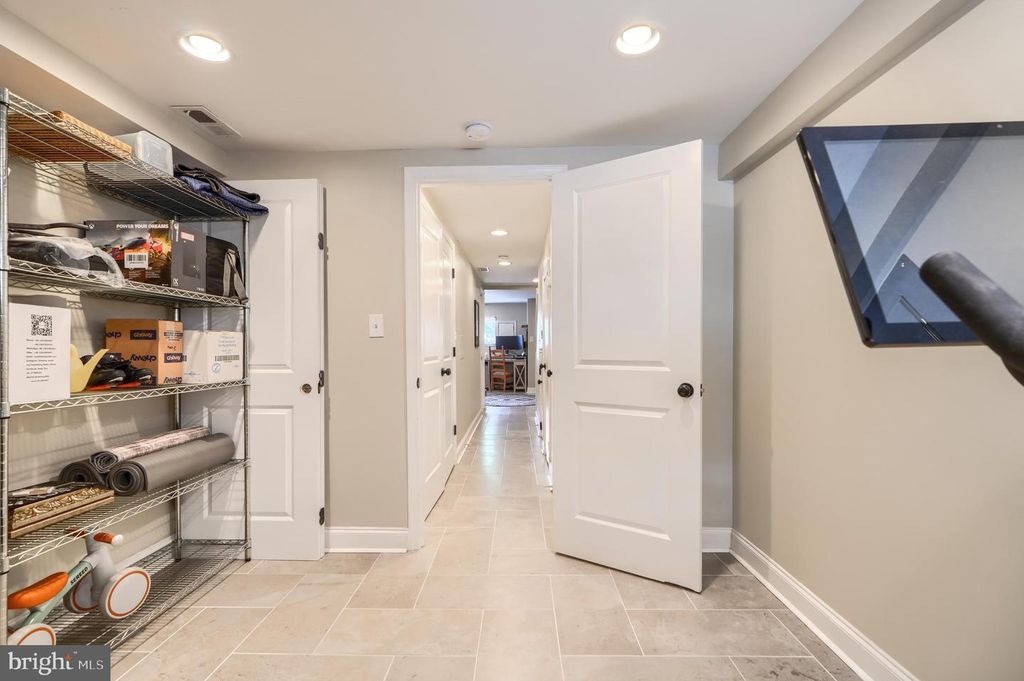 Image 33 of property listing at 802 S POTOMAC ST, Baltimore, MD 21224