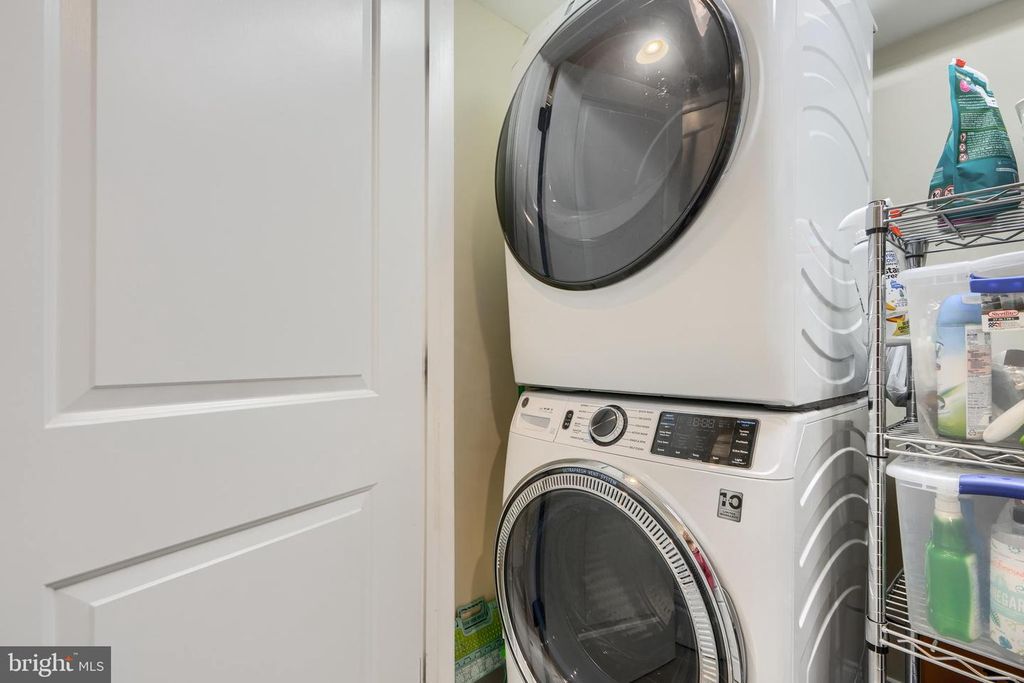 Image 34 of property listing at 802 S POTOMAC ST, Baltimore, MD 21224