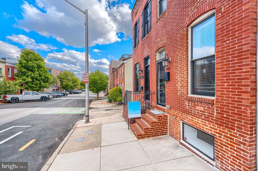 Image 4 of property listing at 802 S POTOMAC ST, Baltimore, MD 21224
