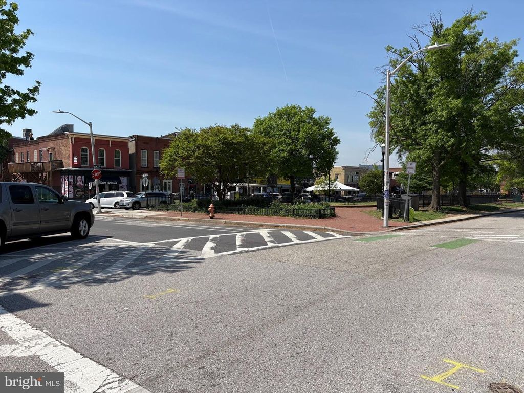 Image 6 of property listing at 802 S POTOMAC ST, Baltimore, MD 21224